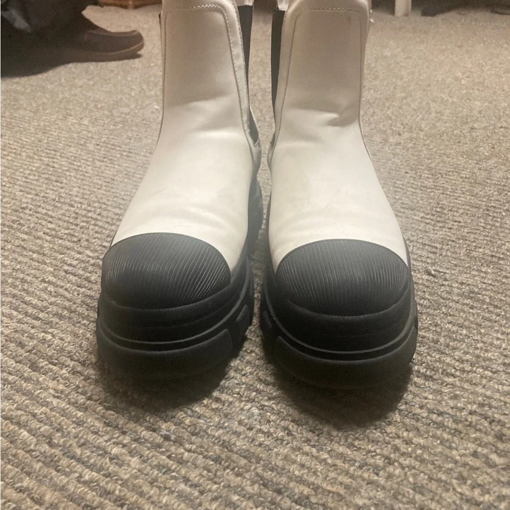 Stylish Women's Black and White Boots 9 - Picture 4 of 7